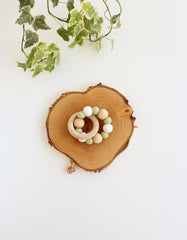 silikoninis ir medinis kramtukas DEVON šviesus  samanų žalia  | silicone teething toy with wooden ring