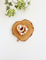 silikoninis ir medinis kramtukas DEVON šviesus persikas  | silicone teething toy with wooden ring