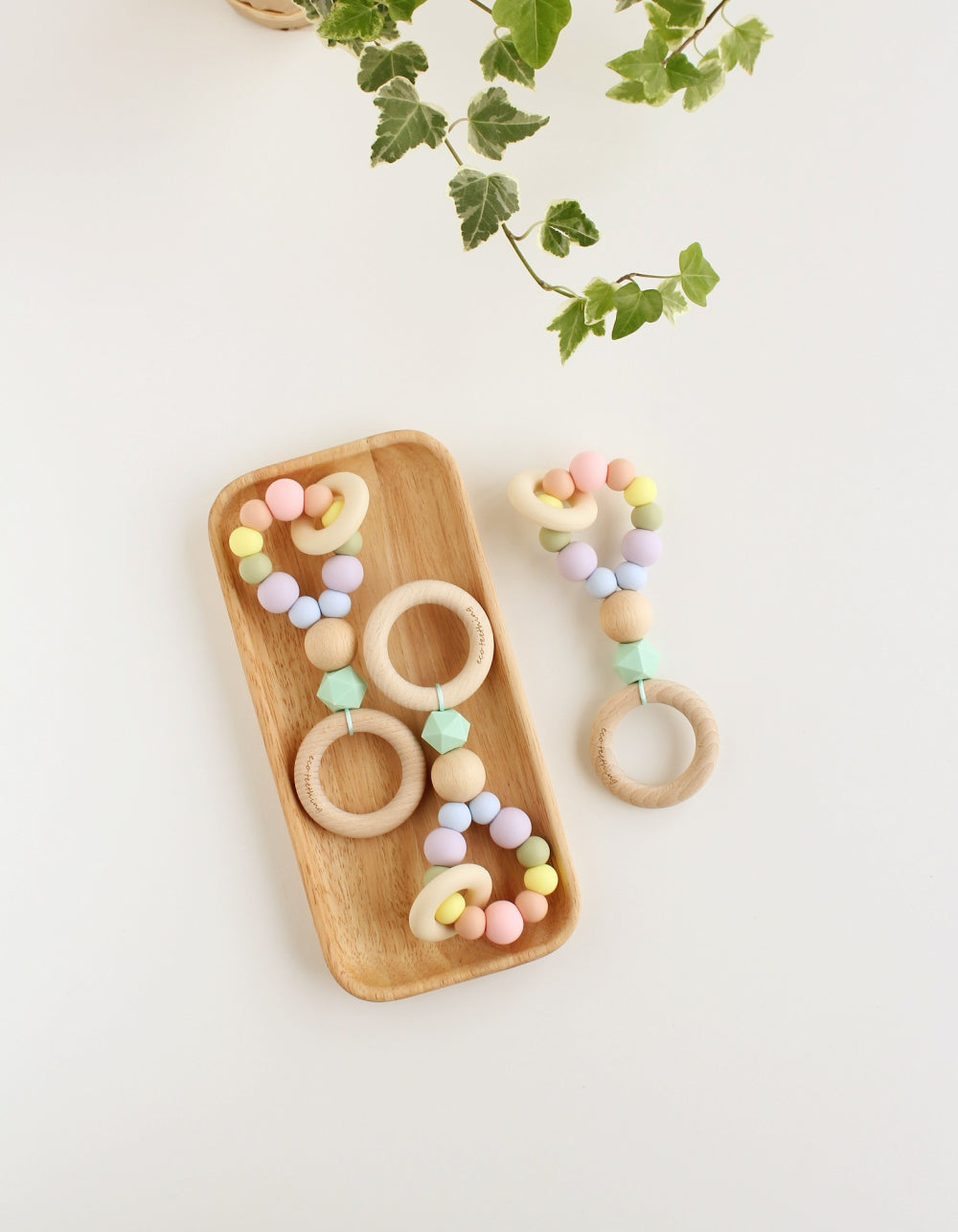silikoninis kramtukas ERIN pastelinis | silicone teething toy with wooden ring