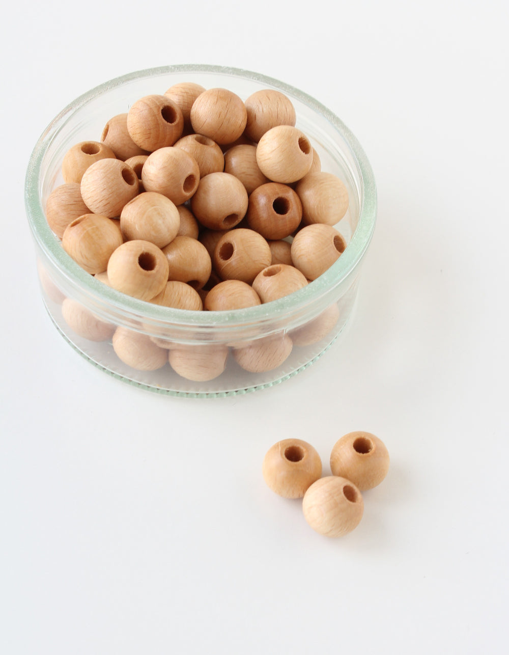 lakuoti mediniai karoliukai rankdarbiams 15 mm