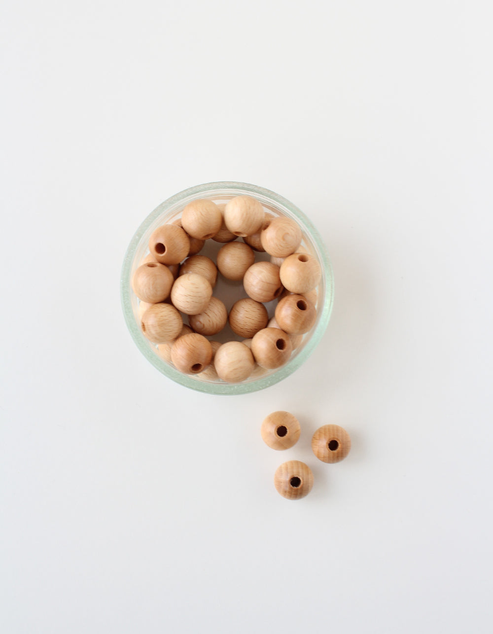 lakuoti mediniai karoliukai rankdarbiams 18 mm