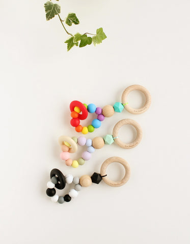 silikoninis kramtukas ERIN | silicone teething toy with wooden ring
