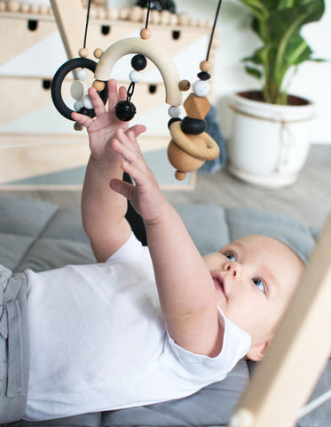 minimalistiniai lavinamojo stovelio žaisliukai juodi | MINIMALIST wooden baby gym toys set black