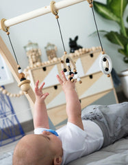 minimalistiniai lavinamojo stovelio žaisliukai taškuoti | MINIMALIST wooden baby gym toys set gritty