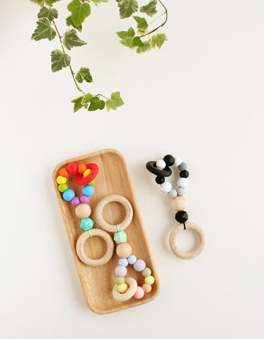 silikoninis kramtukas ERIN | silicone teething toy with wooden ring