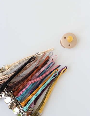 BIBS čiulptuko laikiklis  | braided leather pacifier clip AMBER