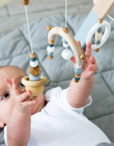 minimalistiniai lavinamojo stovelio žaislai balti | MINIMALIST wooden baby gym toys set white