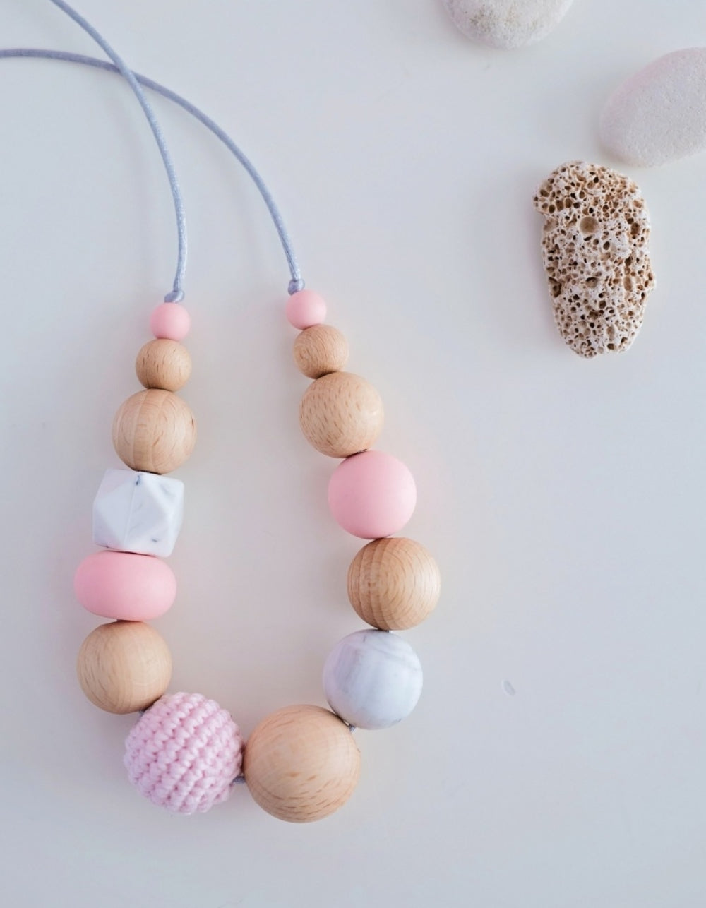 skirtingų tekstūrų žindymo karoliai mamoms modernūs rožiniai | silicone and wood breastfeeding necklace for women