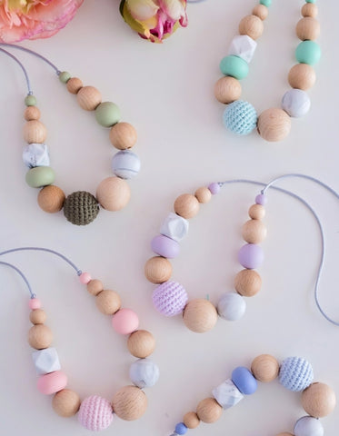 skirtingų tekstūrų žindymo karoliai mamoms modernūs  | silicone and wood breastfeeding necklace for women