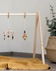 minimalistiniai lavinamojo stovelio žaislai žemės spalvų | MINIMALIST wooden baby gym toys set earthly